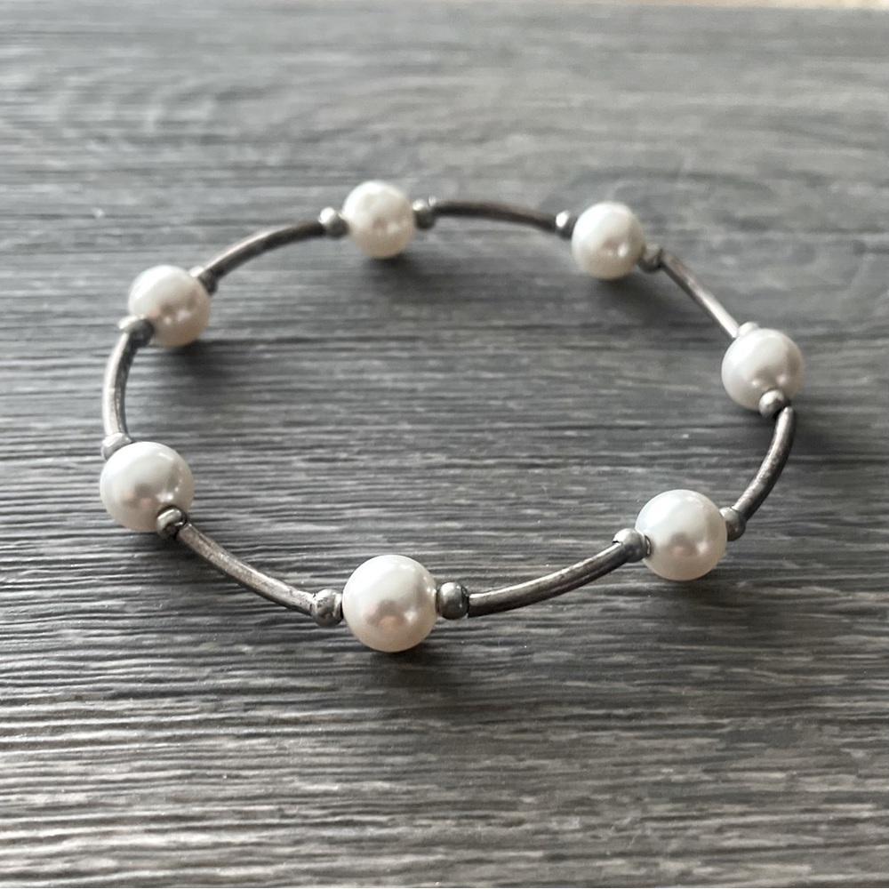 Stretchy Silver and Pearl Bracelet